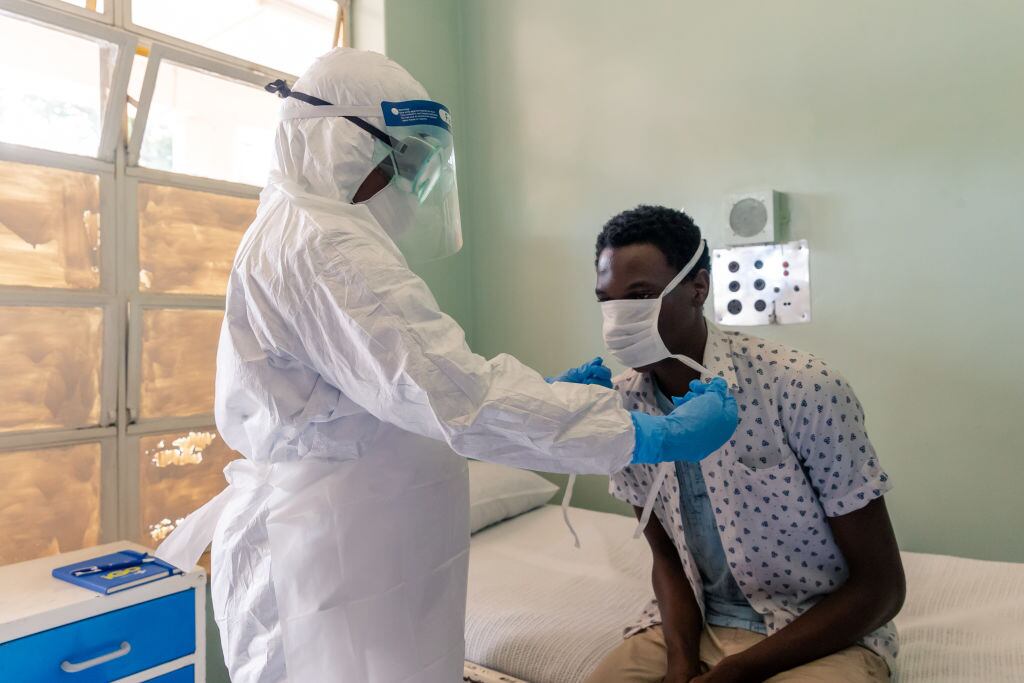 Médico atiende a paciente por Covid-19 en Harare