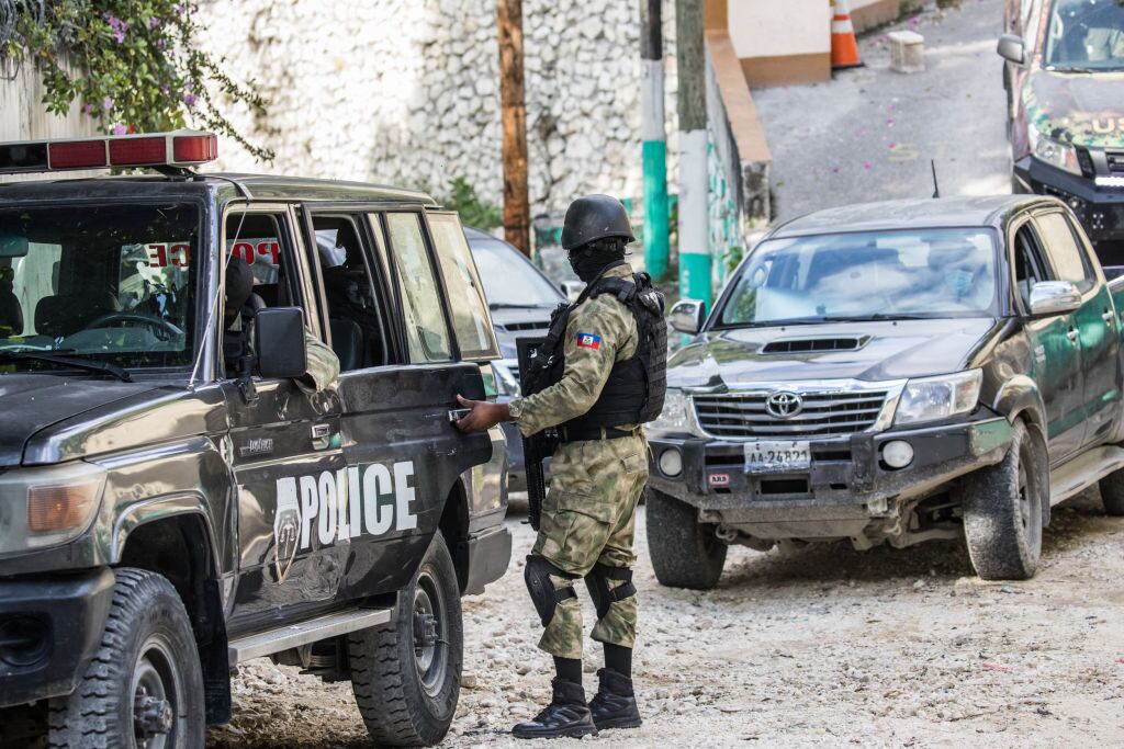 Policías haitianos custodian la residencia del presidente tras el magnicidio