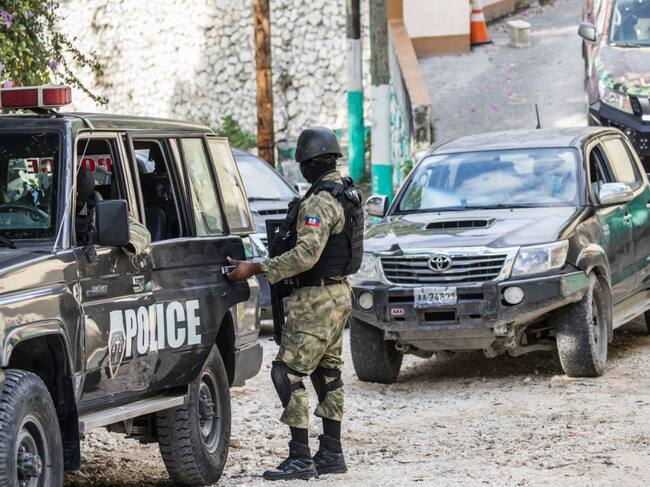 Policías haitianos custodian la residencia del presidente tras el magnicidio