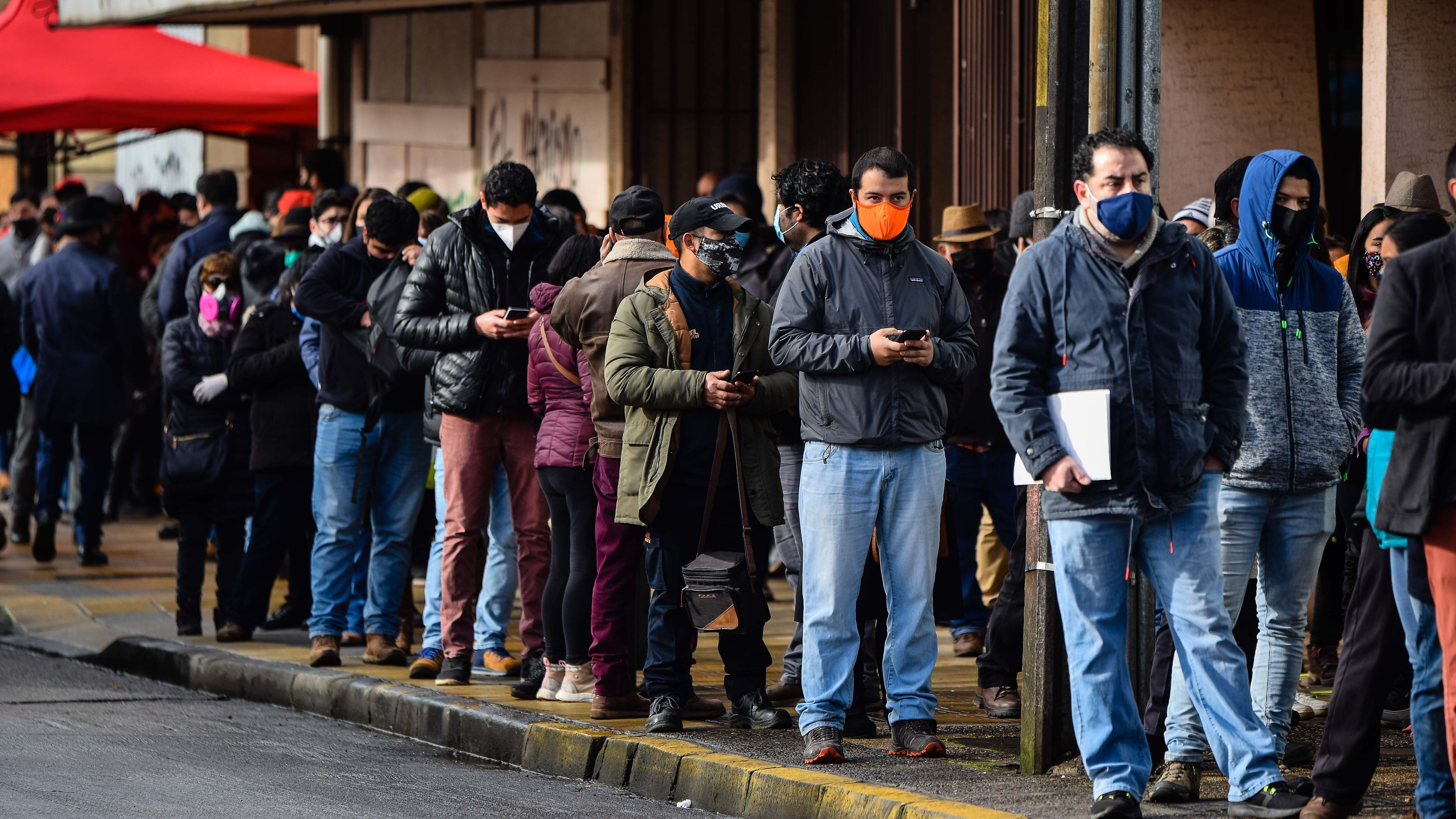 3 DE JULIO 2020 / TEMUCOCentro de Temuco durante la pandemia por el COVID-19. En la imagen, aglomeraciones por filas para notarías y pago de cuentas de distintos servicios en pleno centro de la comuna que lidera los contagios por coronavirus.
FOTO: ROCIO CUMINAO ROJAS / AGENCIAUNO