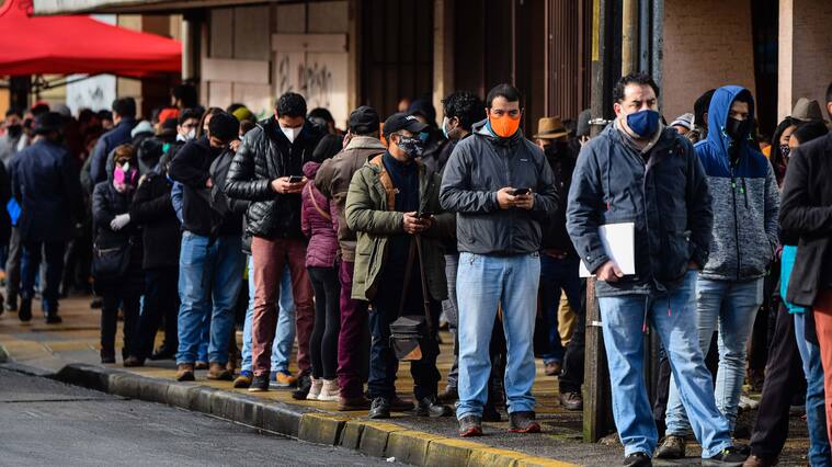3 DE JULIO 2020 / TEMUCOCentro de Temuco durante la pandemia por el COVID-19. En la imagen, aglomeraciones por filas para notarías y pago de cuentas de distintos servicios en pleno centro de la comuna que lidera los contagios por coronavirus.
FOTO: ROCIO CUMINAO ROJAS / AGENCIAUNO