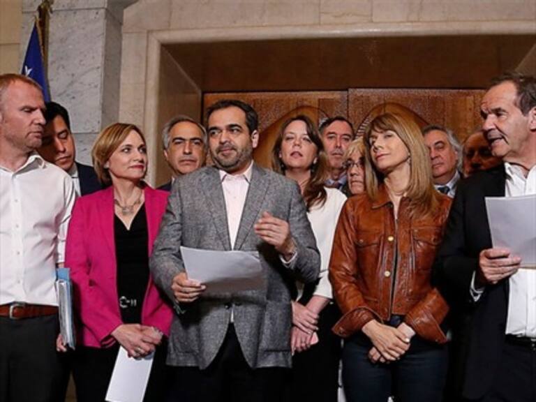 Senadores firman acuerdo por la paz social, los derechos humanos y el orden público