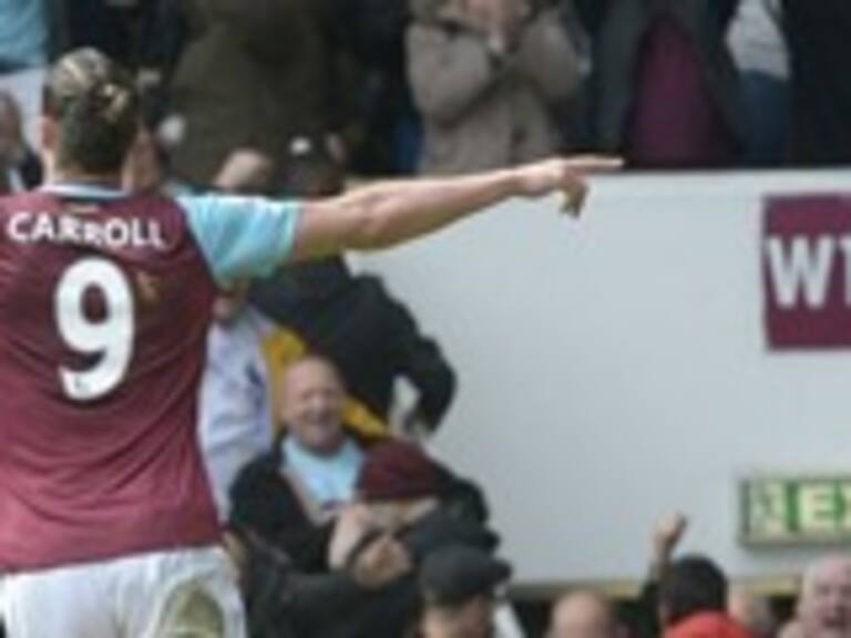 Andy Carroll marcó un triplete en victoria parcial de West Ham ante Arsenal