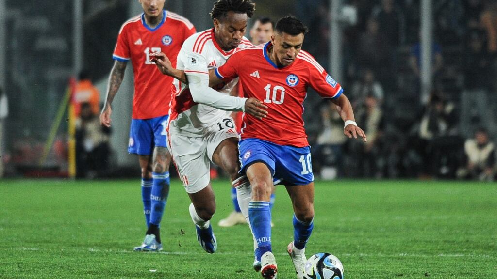 Alexis Sánchez asume diferencias en su juego con La Roja: "Me gusta jugar de frente, pero en Italia las canchas son más grandes, las de acá no están muy buenas"