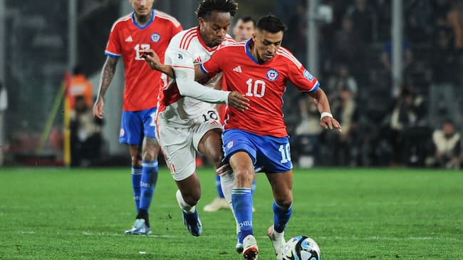 Alexis Sánchez asume diferencias en su juego con La Roja: "Me gusta jugar de frente, pero en Italia las canchas son más grandes, las de acá no están muy buenas"