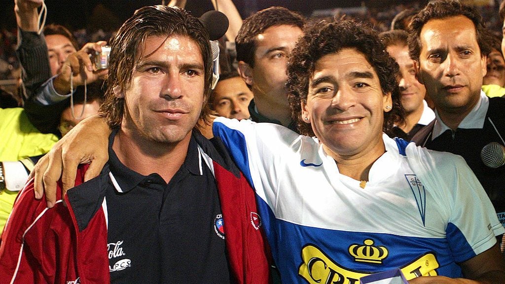 Santiago, CHILE:  Argentine football legend Diego Armando Maradona (R) poses with Chilean player Marcelo Salas (L) during a visit to Santiago, 01 March 2006. Maradona arrived in Santiago to play wtih the "Universidad Catolica" team in a friendly against the Chile national team.   AFP PHOTO/ CLAUDIO POZO  (Photo credit should read CLAUDIO POZO/AFP via Getty Images)