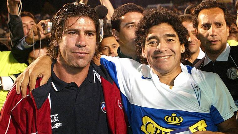 Santiago, CHILE: Argentine football legend Diego Armando Maradona (R) poses with Chilean player Marcelo Salas (L) during a visit to Santiago, 01 March 2006. Maradona arrived in Santiago to play wtih the "Universidad Catolica" team in a friendly against the Chile national team. AFP PHOTO/ CLAUDIO POZO (Photo credit should read CLAUDIO POZO/AFP via Getty Images)