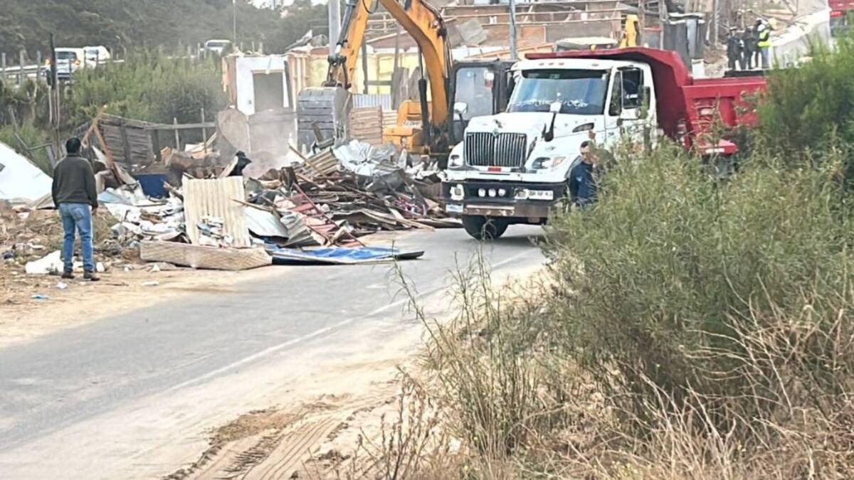 Autoridades desalojan terreno fiscal ocupado por más de 50 familias en Quilpué