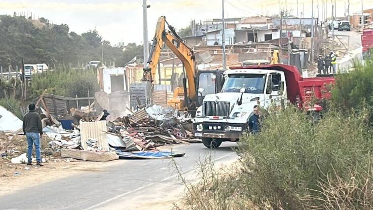 Autoridades desalojan terreno fiscal ocupado por más de 50 familias en Quilpué