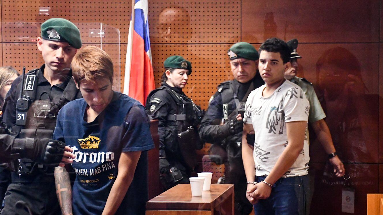 10 de Abril 2023 / SANTIAGOLuis Lugo y Ovimarlixión Garcés, ciudadanos venezolanos implicados en el crimen del suboficial Daniel Palma.
Audiencia de control de detención de los imputados por el homicidio del carabinero Daniel Palma, quien fue atacado con disparos en la comuna de Santiago durante una fiscalización vehicular la noche del miércoles.
VICTOR HUENANTE / AGENCIAUNO