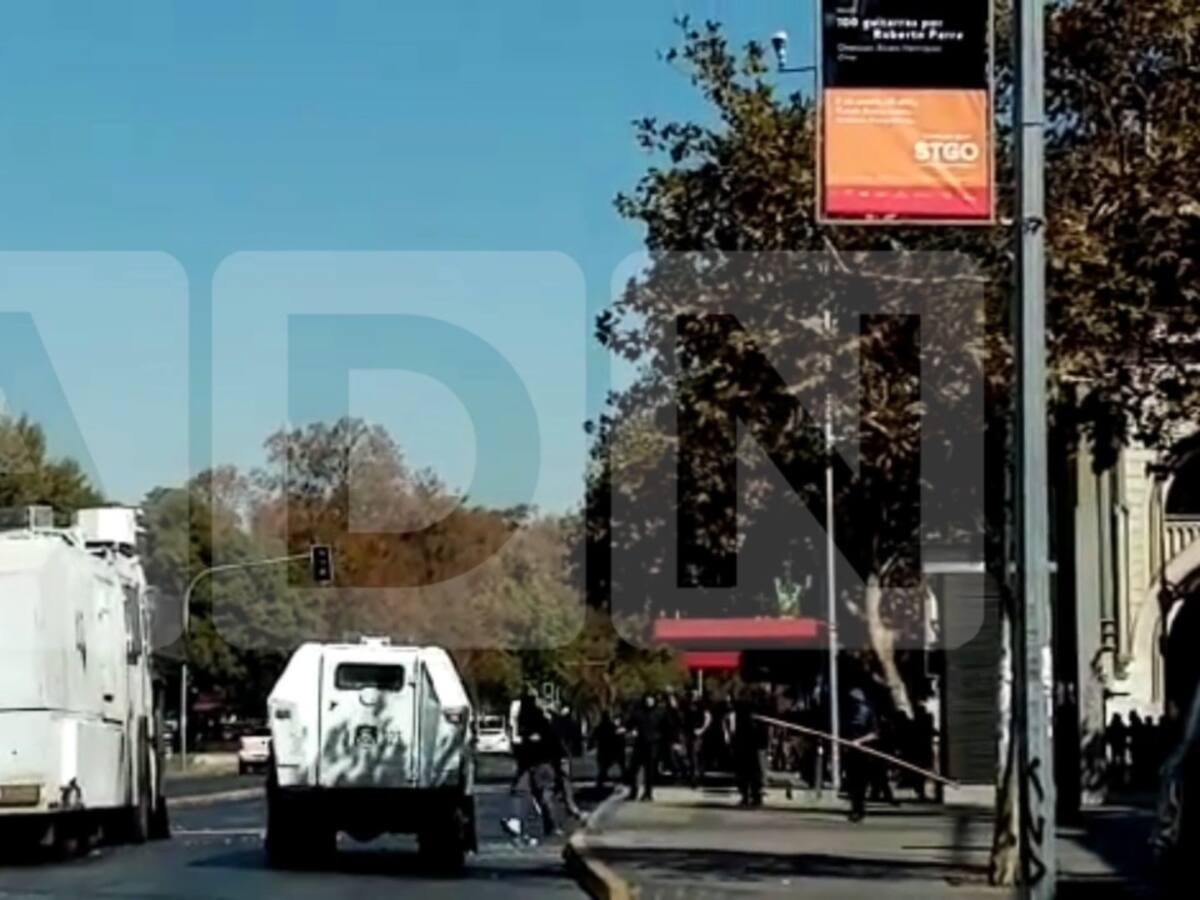 Enfrentamientos entre estudiantes y carabineros se registran en el centro de Santiago