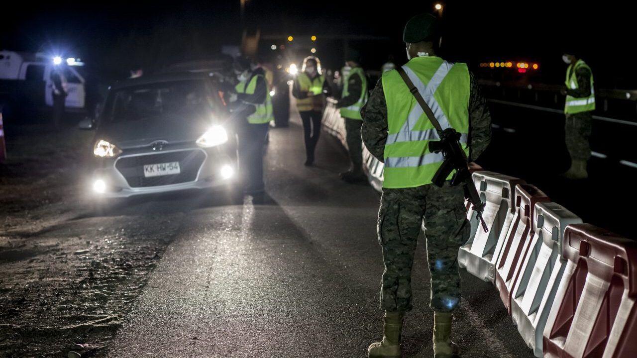 30 MARZO 2020. OSORNO.- Controles en la barrera sanitaria Ruta 5. A las 22:00 horas comenzó la cuarentena total en la ciudad de Osorno debido al aumento de los casos de personas contagiadas  por el coronavirus. Se estableció una barrera sanitaria en el acceso norte de la Región de Los Lagos, Ruta 5  frente a la comuna de San Pablo y dos cordones sanitarios. FOTO: AGENCIAUNO