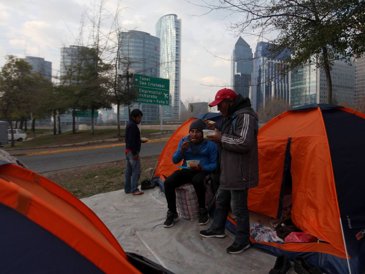 Cerca de 70 ciudadanos bolivianos acampan fuera del Consulado buscando regresar al país altiplánico