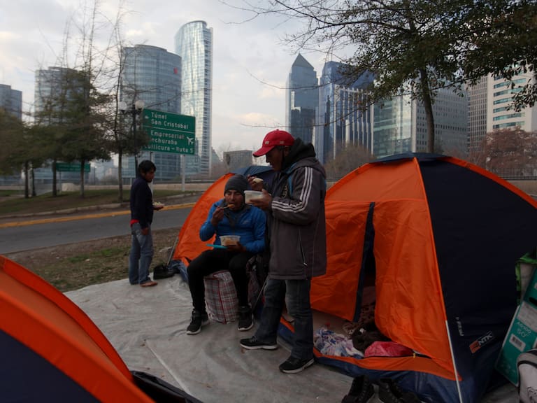 Cerca de 70 ciudadanos bolivianos acampan fuera del Consulado buscando regresar al país altiplánico