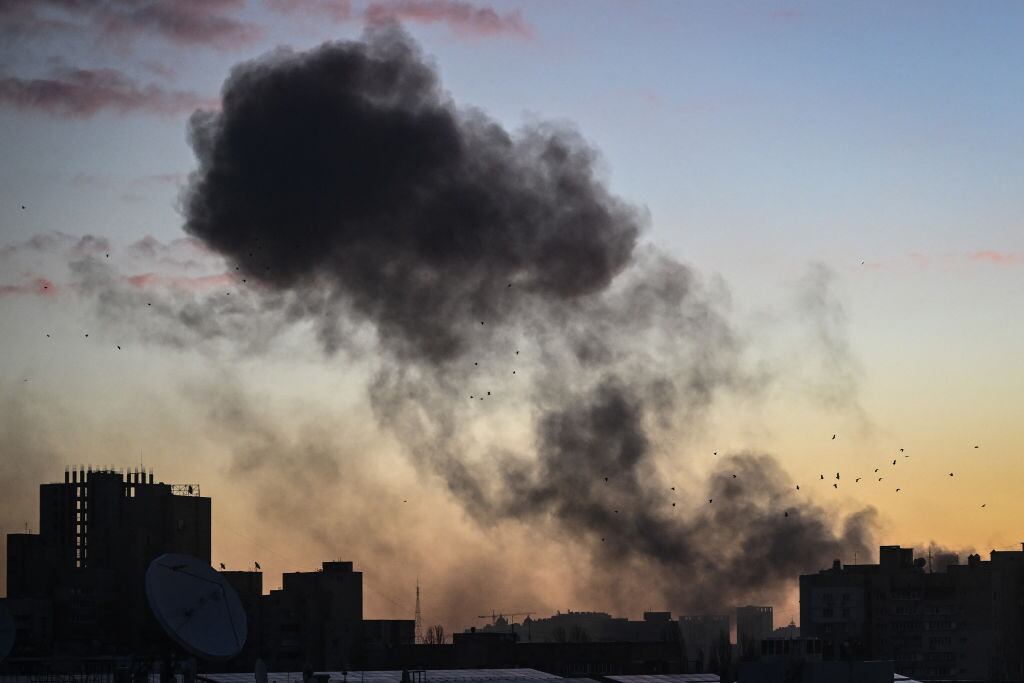 El humo se eleva tras los ataques rusos sobre la ciudad de Kiev