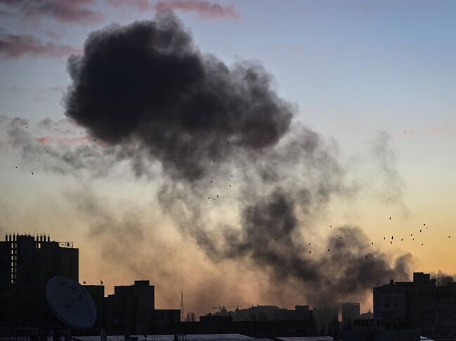 El humo se eleva tras los ataques rusos sobre la ciudad de Kiev