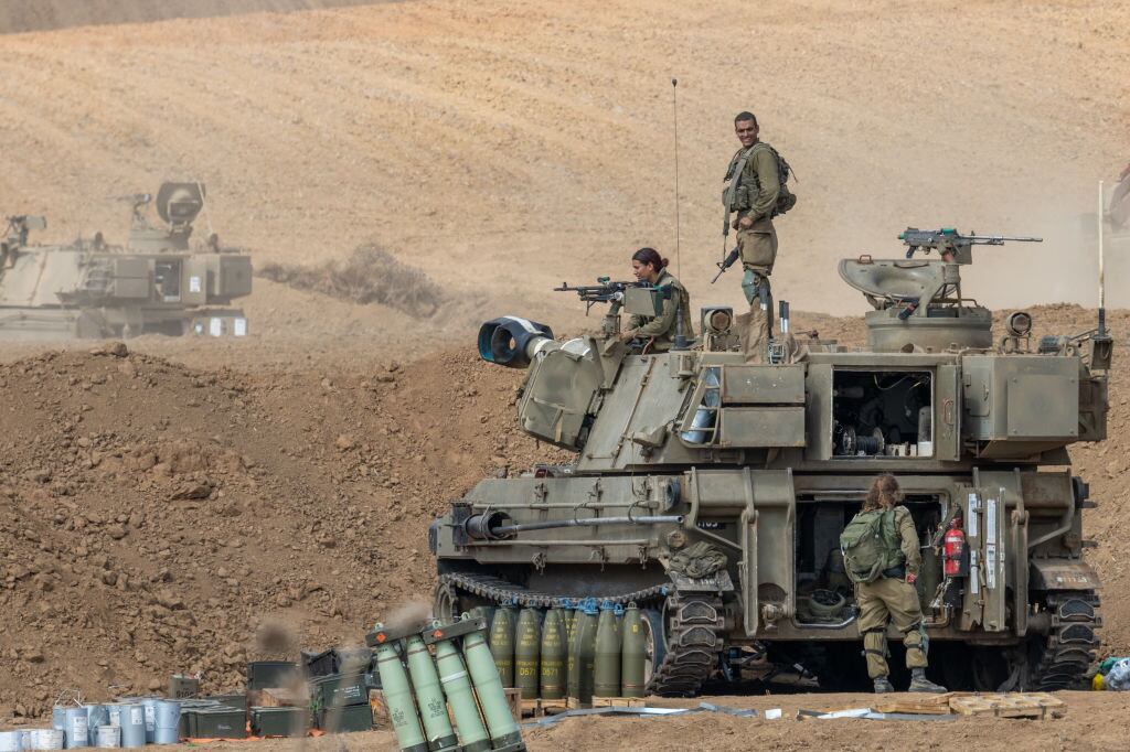 Soldados de Israel preparan la artillería a las afueras de Netivot