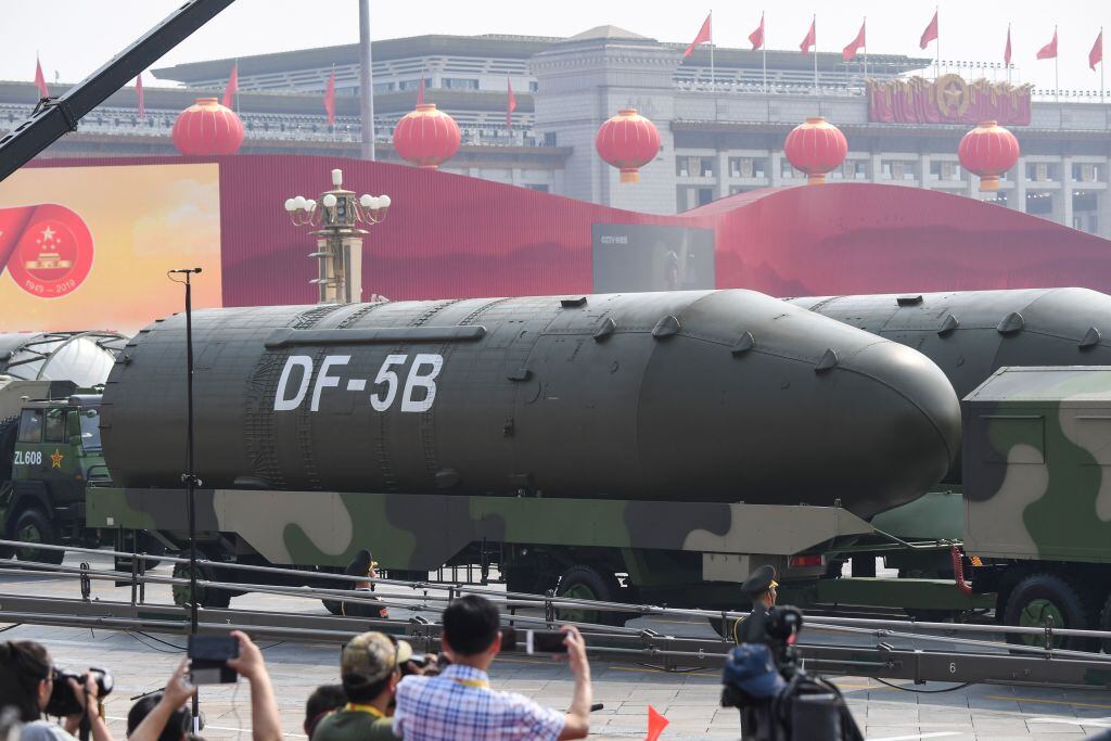 En la plaza Tiananmen de Pekín el Ejército de China muestra misiles balísticos durante un desfile