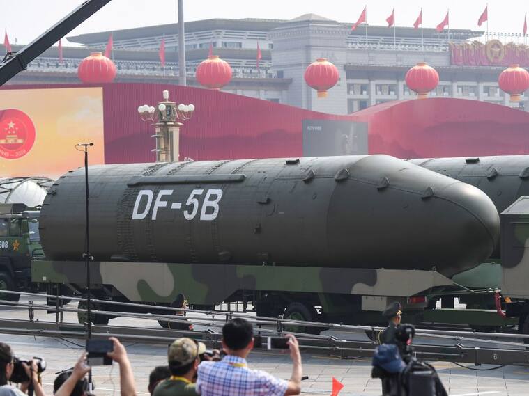 En la plaza Tiananmen de Pekín el Ejército de China muestra misiles balísticos durante un desfile
