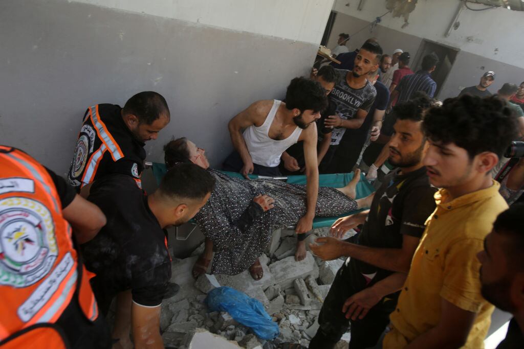 Voluntarios rescatan a mujer tras el bombardeo de Israel sobre Gaza