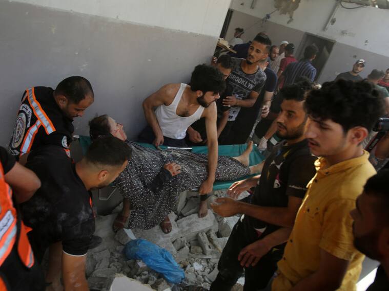 Voluntarios rescatan a mujer tras el bombardeo de Israel sobre Gaza