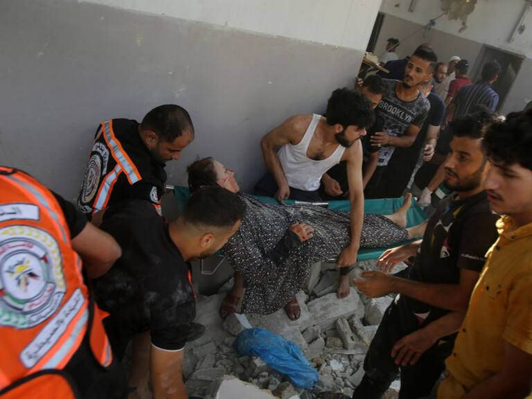 Voluntarios rescatan a mujer tras el bombardeo de Israel sobre Gaza
