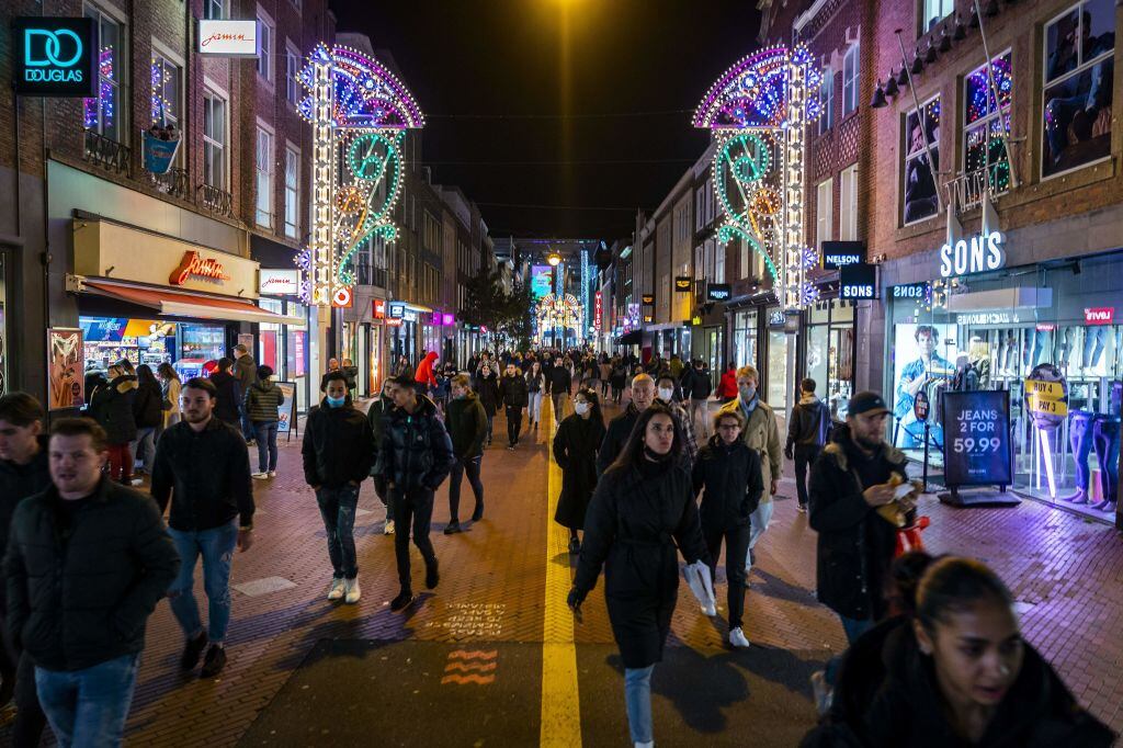 Personas caminan en Eindhoven antes del inicio de nuevas restricciones