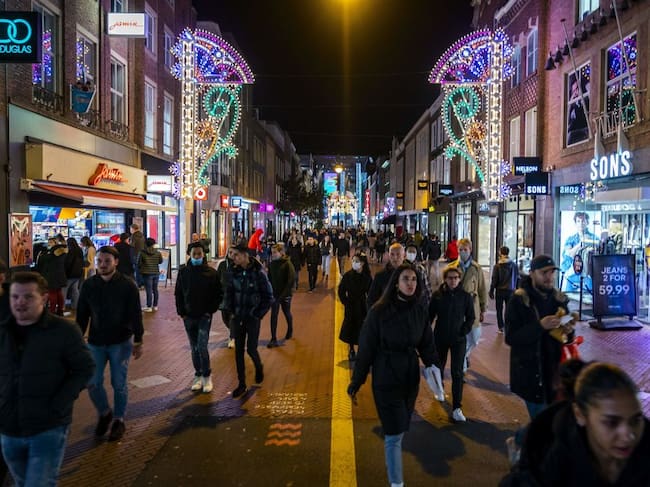 Personas caminan en Eindhoven antes del inicio de nuevas restricciones