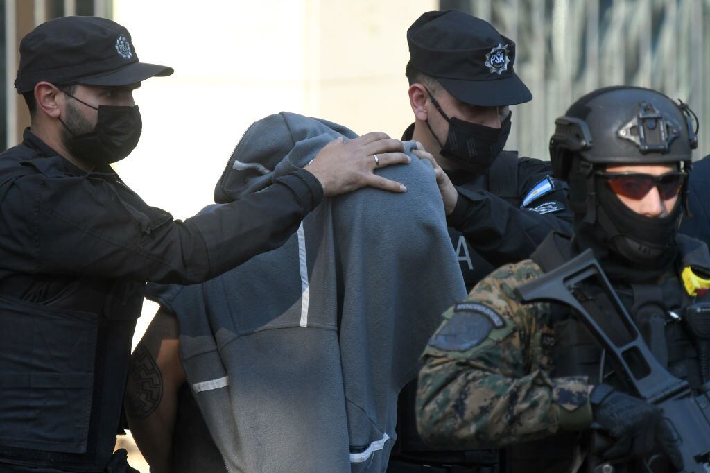 Policías escoltan a Fernando Sabag tras ser procesado por homicidio