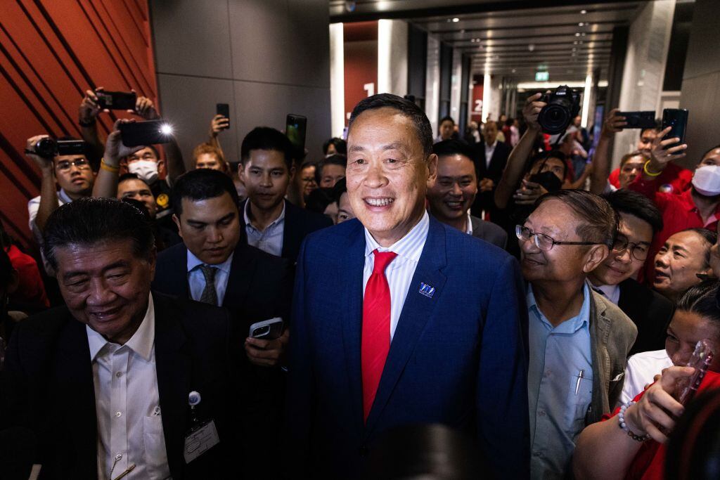 En la ciudad de Bangkok, Srettha Thavisin junto a seguidores y la prensa en medio de actividades oficiales de su entonces gobierno en Tailandia.