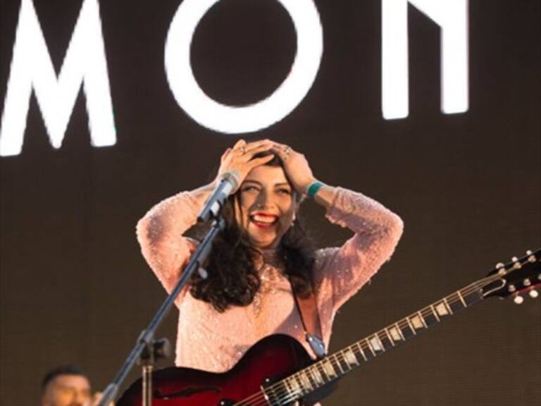Mon Laferte es galardonada como la mejor artista de México en los premios MTV Miaw 2017