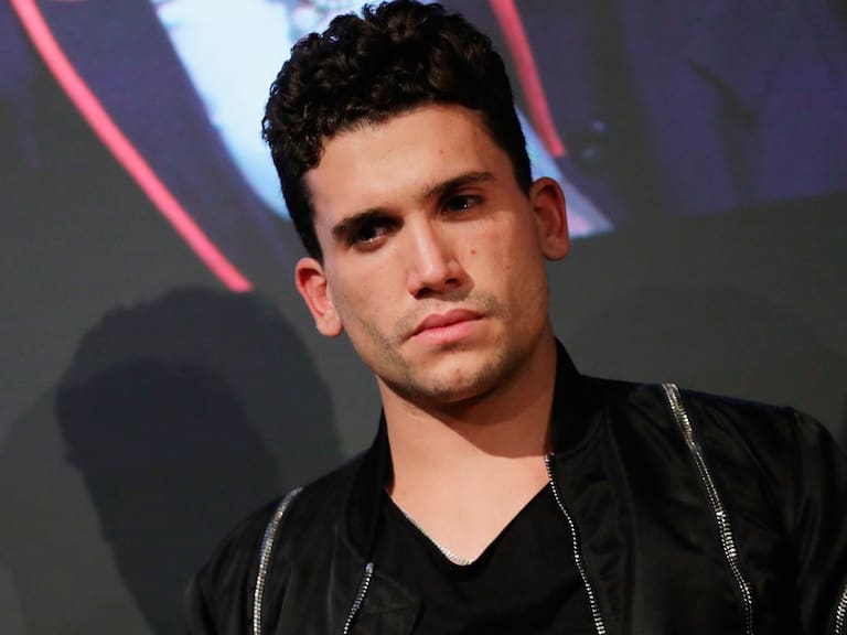 Jaime Lorente de La Casa de Papel y Élite debutó en la música con sus sencillos «Corazón» y «Acércate»