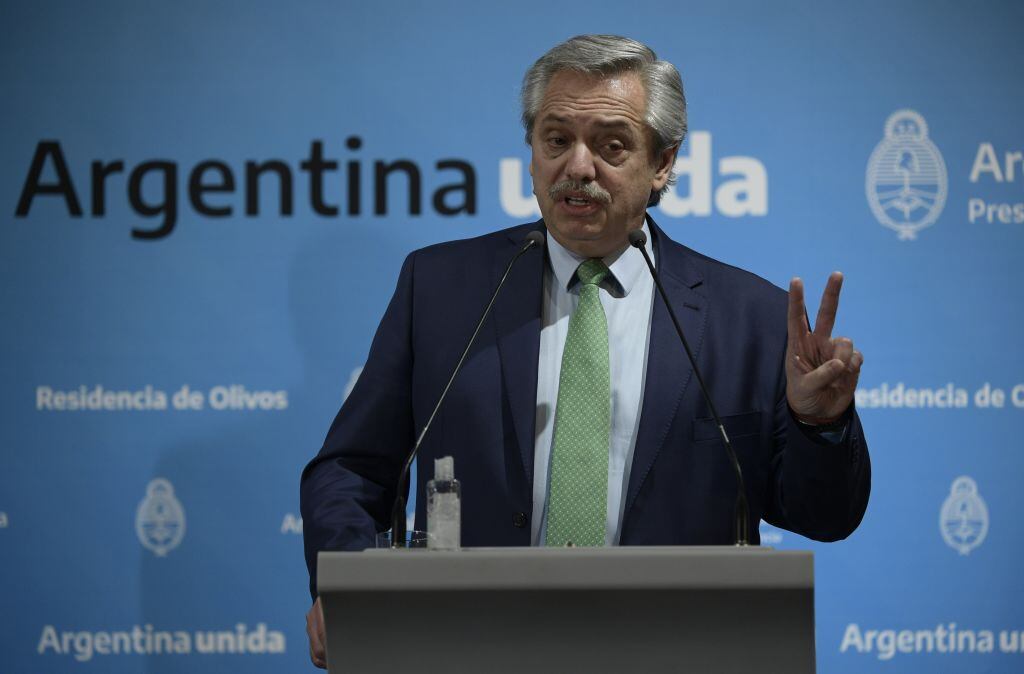 El presidente argentino Alberto Fernández conversa con los medios de comunicación