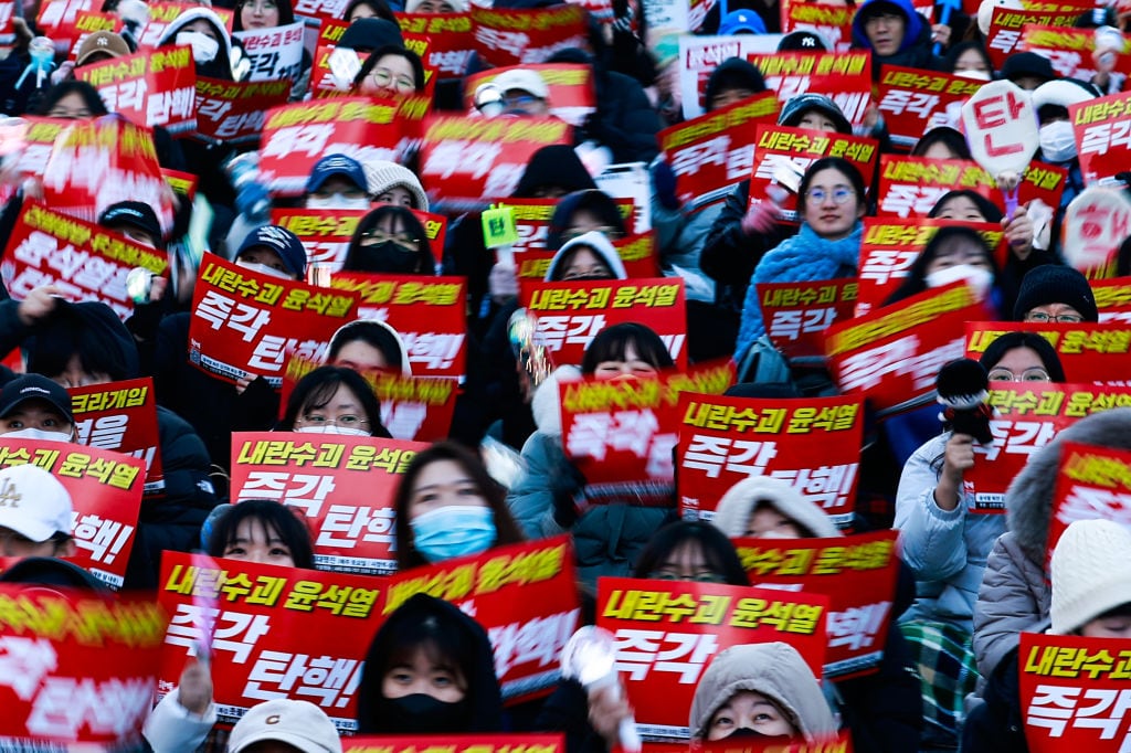 Miles de personas realizan una manifestación sentados en las calles de la ciudad de Seúl para pedir la salida del presidente surcoreano Yoon Suk Yeol