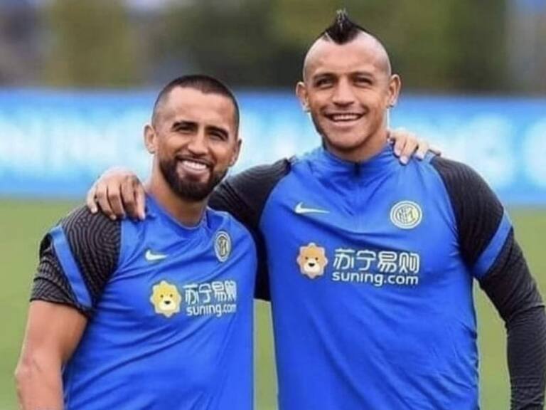 El entretenido cambio de caras que realizaron Arturo Vidal y Alexis Sánchez en redes sociales