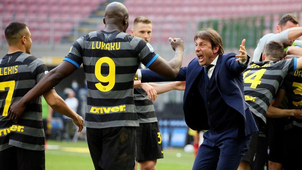 Antonio Conte head coach of FC Internazionale celebrates with Romelu Lukaku and Alexis Sanchez the goal during the Serie A match between FC Internazionale and Hellas Verona FC at Stadio Giuseppe Meazza on April 25, 2021 in Milan, Italy. Sporting stadiums around Italy remain under strict restrictions due to the Coronavirus Pandemic as Government social distancing laws prohibit fans inside venues resulting in games being played behind closed doors. (Photo by Giuseppe Cottini/NurPhoto via Getty Images)