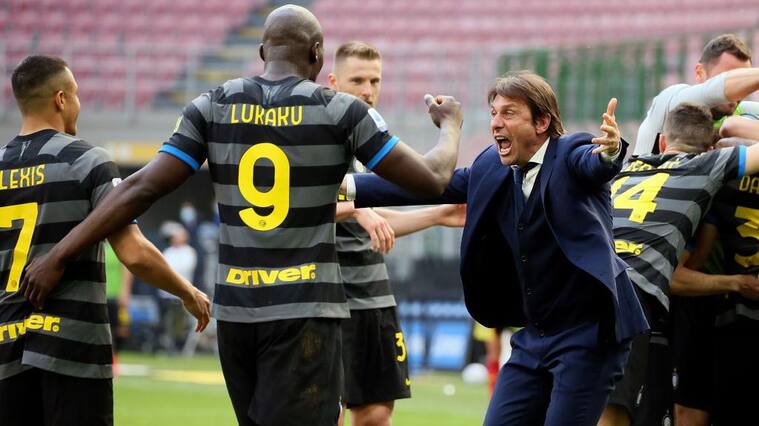 Antonio Conte head coach of FC Internazionale celebrates with Romelu Lukaku and Alexis Sanchez the goal during the Serie A match between FC Internazionale and Hellas Verona FC at Stadio Giuseppe Meazza on April 25, 2021 in Milan, Italy. Sporting stadiums around Italy remain under strict restrictions due to the Coronavirus Pandemic as Government social distancing laws prohibit fans inside venues resulting in games being played behind closed doors. (Photo by Giuseppe Cottini/NurPhoto via Getty Images)