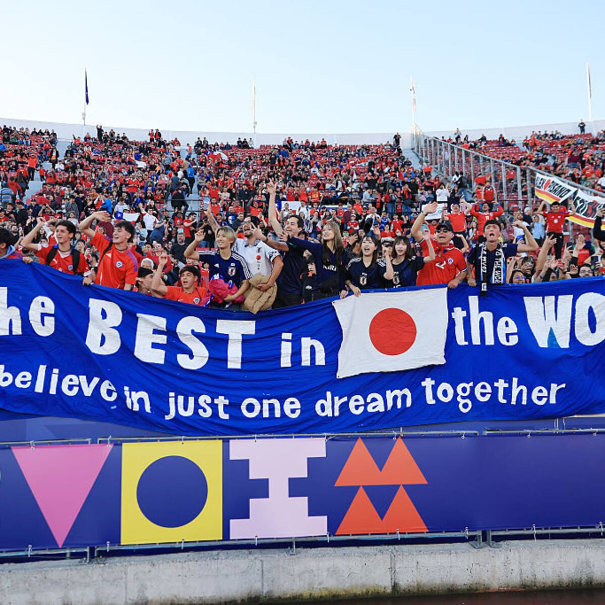Insólito: seguridad del Estadio Nacional quitó lienzos a barra japonesa en la previa del duelo ante Chile