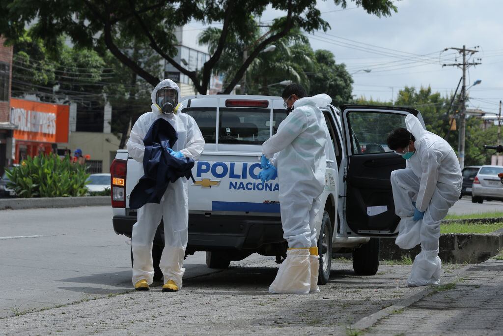 La policía ecuatoriana utiliza equipamiento de emergencia por el Covid-19 en Guayaquil