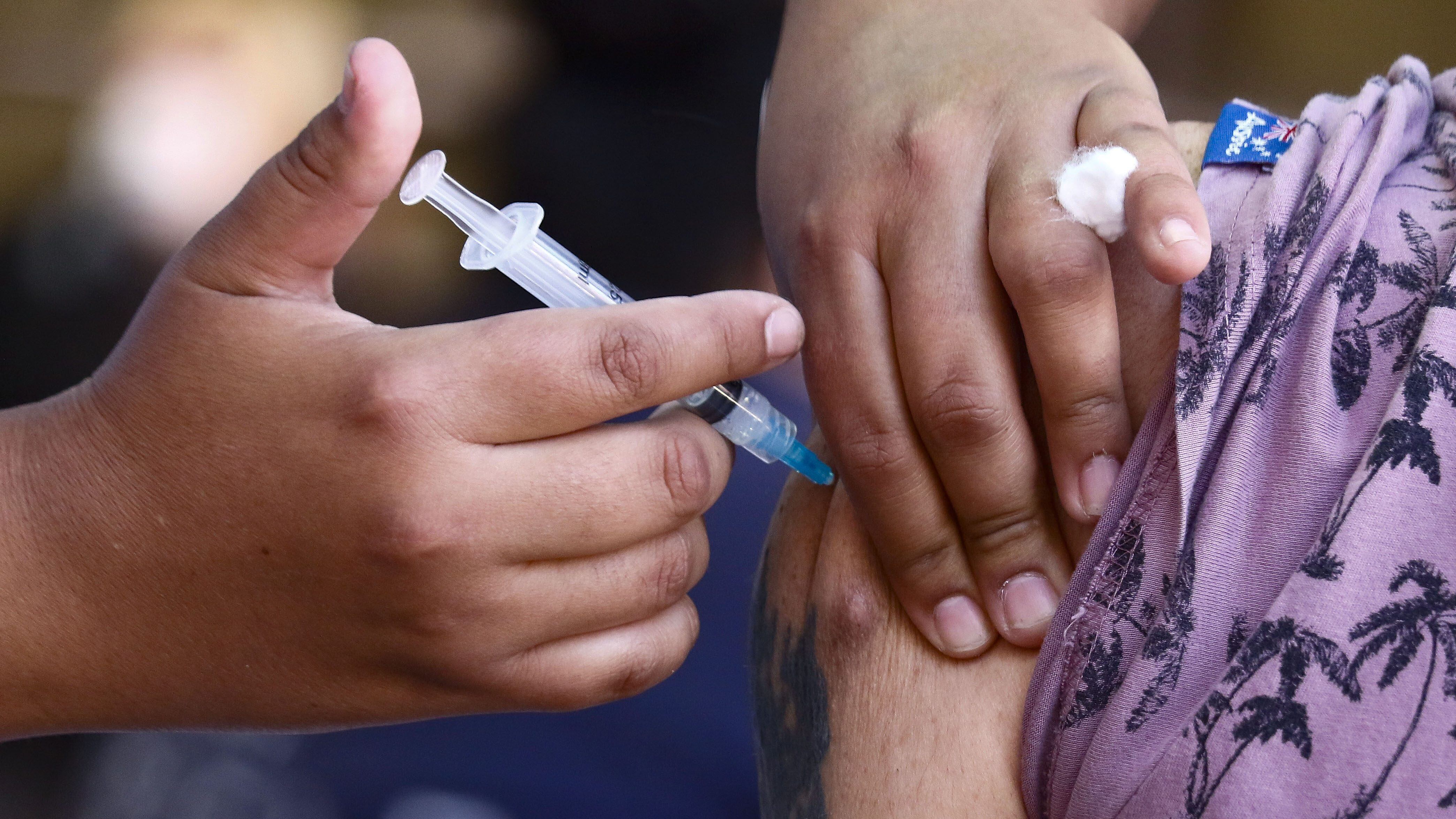 16 DE MARZO DE 2021/VALPARAISOUna enfermera aplica la vacuna a una mujer, en medio del proceso de vacunacion contra el Coronavirus en el Liceo N° 1 de Ninas de Valparaiso.
FOTO: LEONARDO RUBILAR CHANDIA/AGENCIAUNO