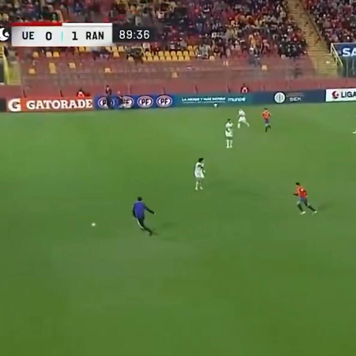 Insólito momento en el fútbol chileno: pasapelotas entra a la cancha e interrumpe contraataque de Unión Española