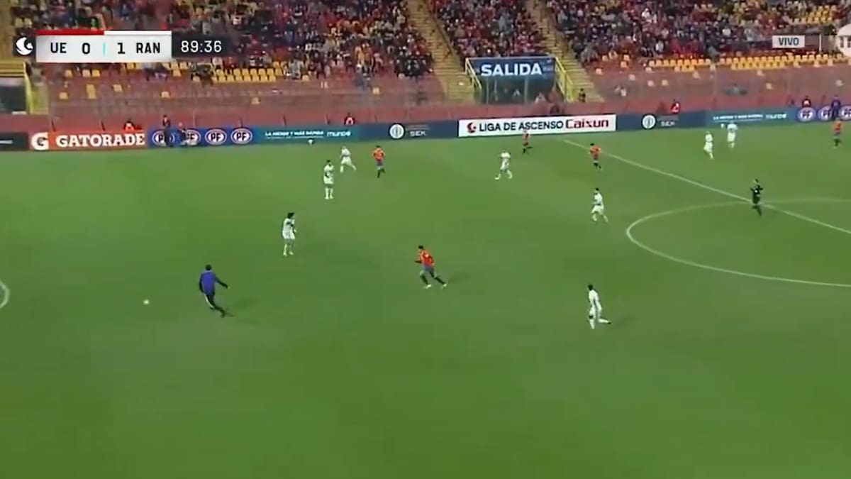 Insólito momento en el fútbol chileno: pasapelotas entra a la cancha e interrumpe contraataque de Unión Española