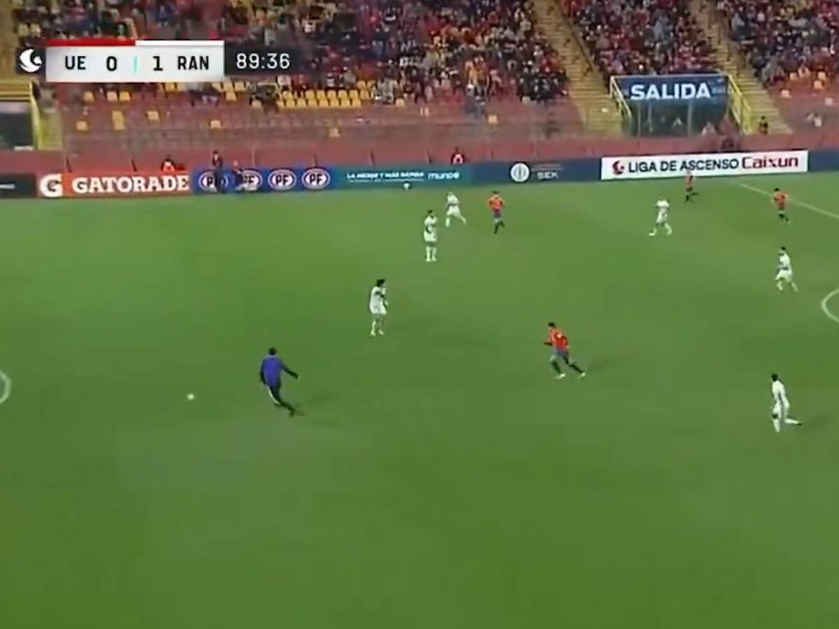 Insólito momento en el fútbol chileno: pasapelotas entra a la cancha e interrumpe contraataque de Unión Española