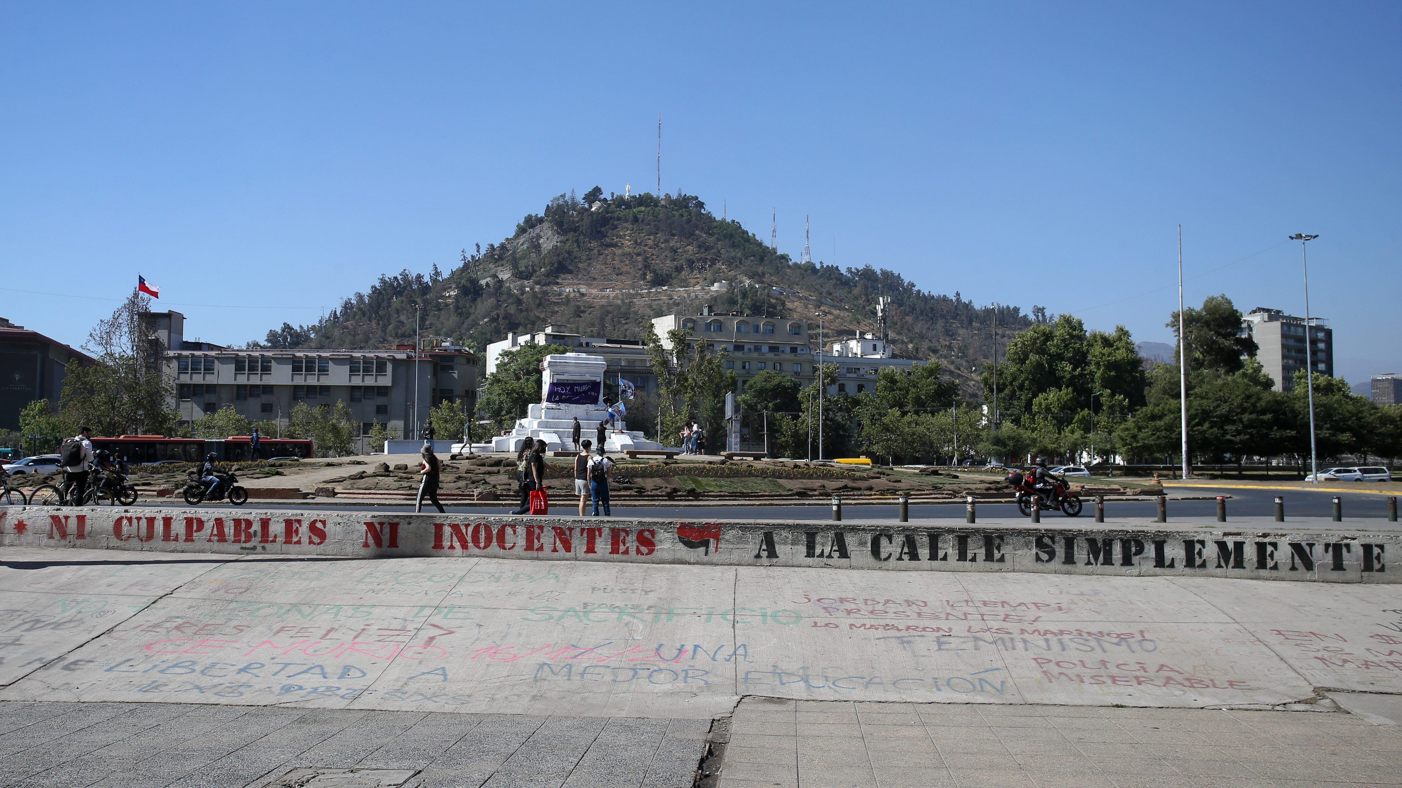 17 de DICIEMBRE del 2021/SantiagoAdherentes a Candidato Gabriel Boric retiran el Pasto y Flores plantados durante la noche por los de J.A. Kast en la Plaza Baquedano ¨Dignidad¨
FOTO: JORGE DIAZ HONORATO/AGENCIA UNO