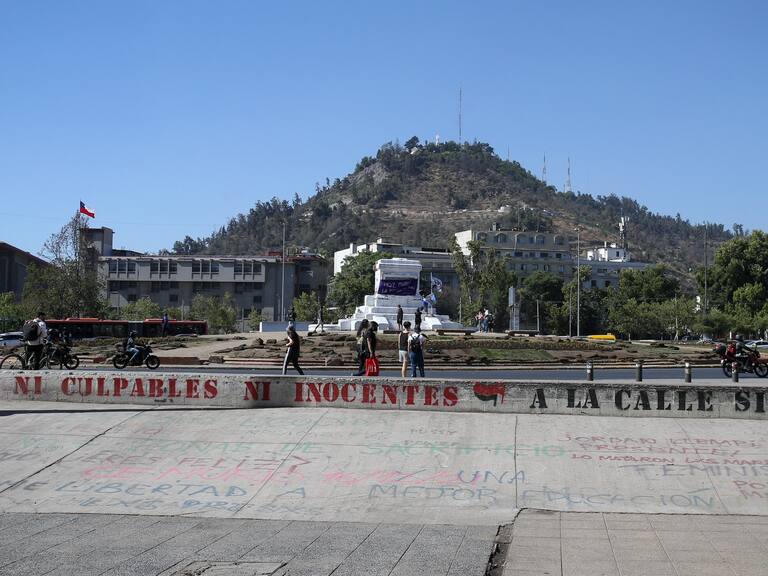 17 de DICIEMBRE del 2021/SantiagoAdherentes a Candidato Gabriel Boric retiran el Pasto y Flores plantados durante la noche por los de J.A. Kast en la Plaza Baquedano ¨Dignidad¨
FOTO: JORGE DIAZ HONORATO/AGENCIA UNO