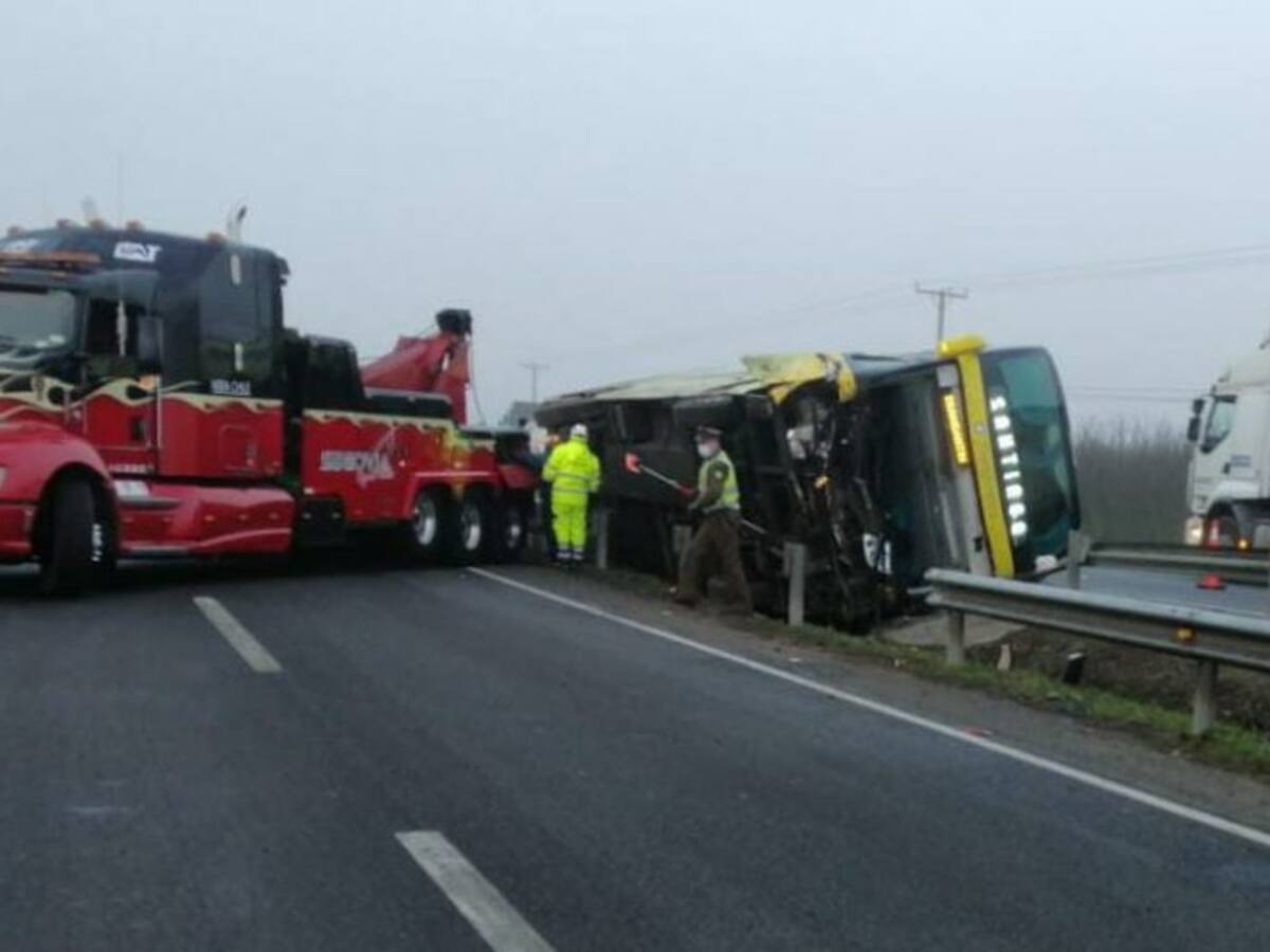 Nueve personas lesionadas dejó el volcamiento de un bus en Longaví