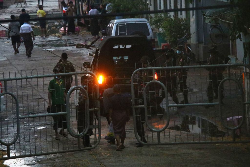 Soldados de la junta militar instalan barreras en las calles para vigilar el movimiento de las personas en Myanmar