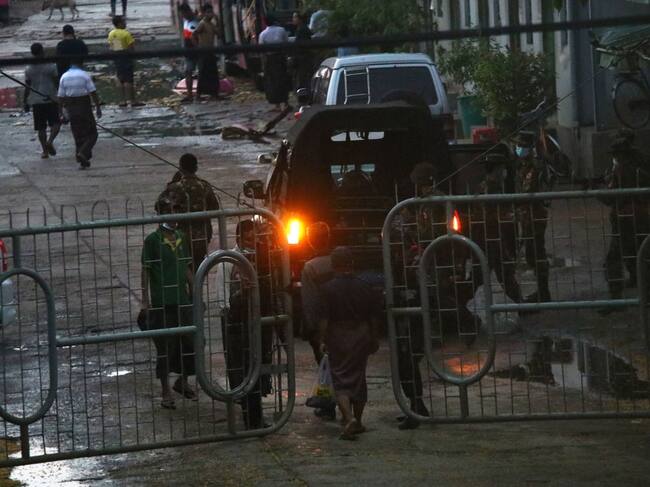 Soldados de la junta militar instalan barreras en las calles para vigilar el movimiento de las personas en Myanmar