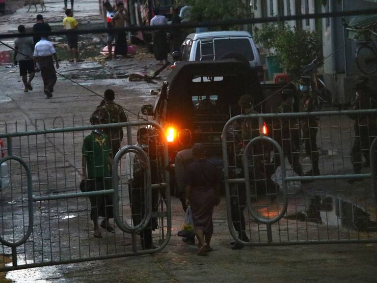 Soldados de la junta militar instalan barreras en las calles para vigilar el movimiento de las personas en Myanmar