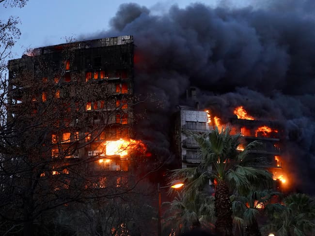 Gigantesco incendio consume por completo un edificio residencial en Valencia, España